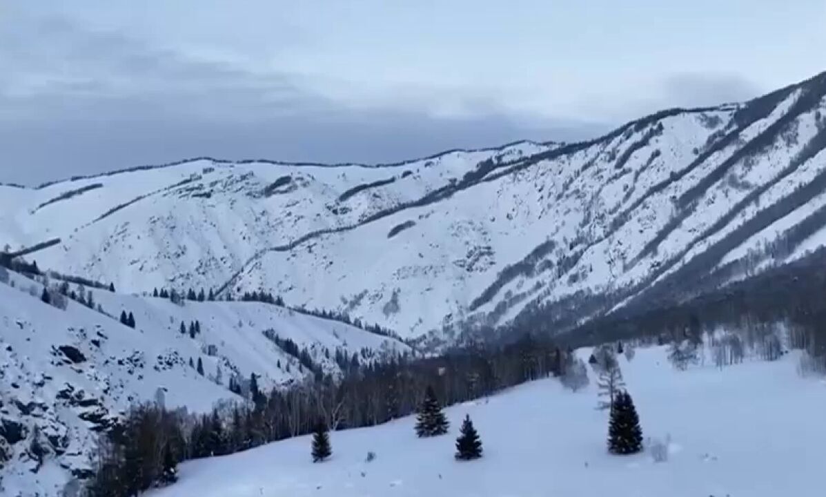 新疆阿勒泰喀纳斯景区雪阻道路已全部抢通,自驾游客有序撤离