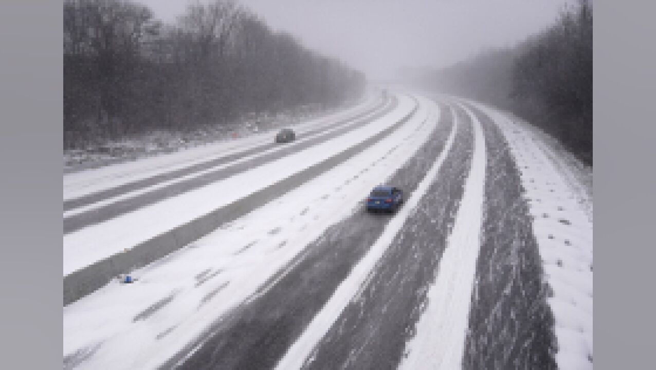 G65包茂高速渝湘段再迎降雪 黔江至秀山实施交通管制