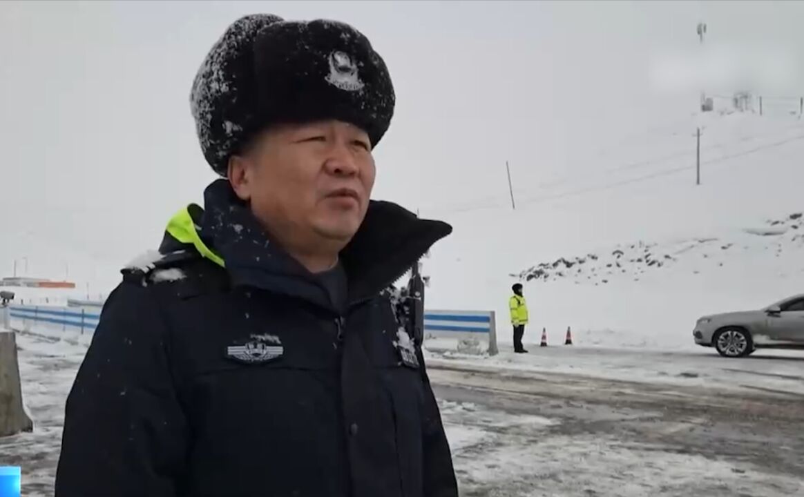 新疆青河:积极应对连续强降雪,保障群众出行