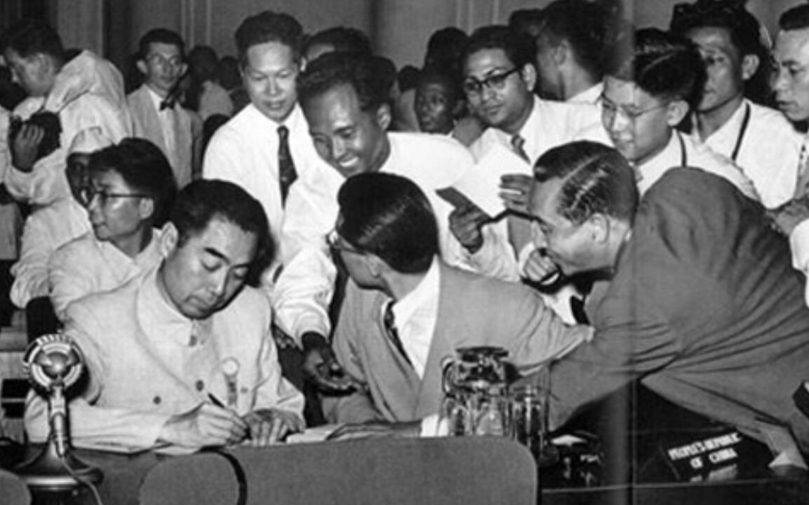 1955年,周总理参加万隆会议,深受欢迎