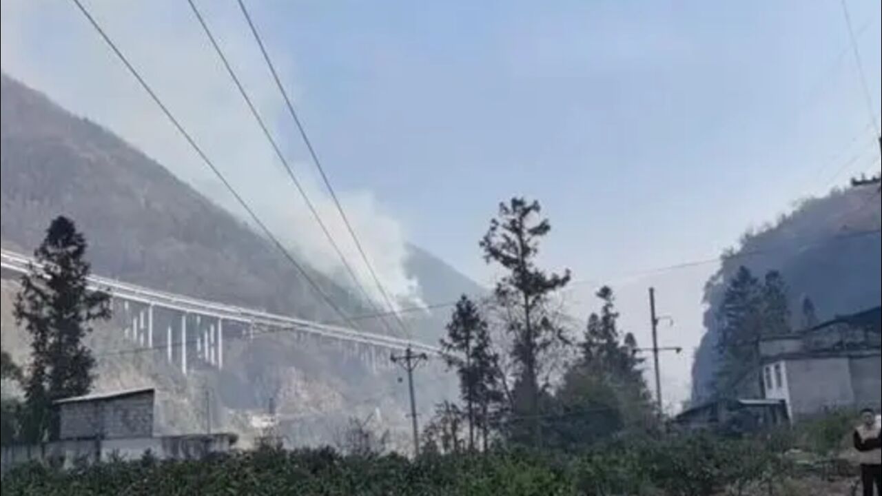 四川雅安石棉县突发山火 暂未收到人员伤亡情况报告