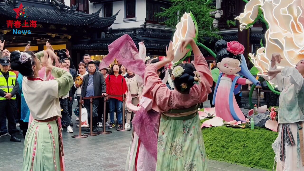 花朝节上华服秀,百年九曲桥变身绝美花境