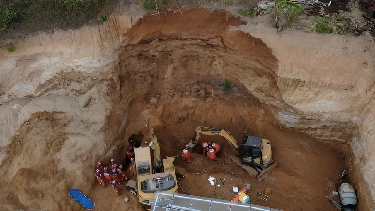 云南省西双版纳州基诺山乡一茶厂发生土方坍塌 致3人死亡