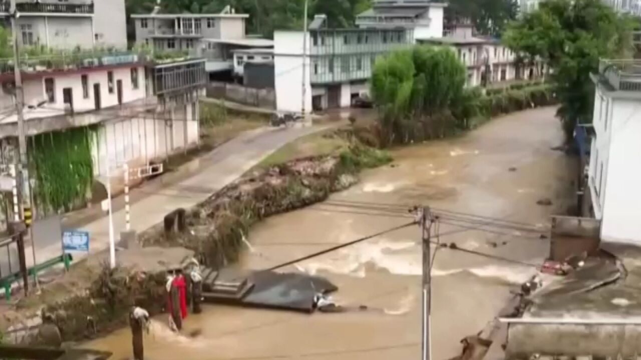 安徽休宁:大水漫灌,多处道路桥梁塌方