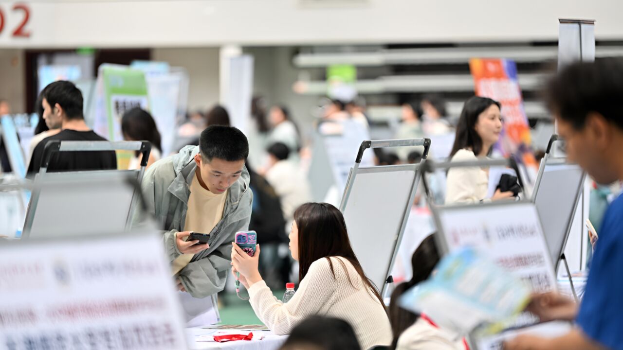 女大学生参加双选会被企业HR夸漂亮表示想认识下 自称涉事HR领导:他单身有权追求