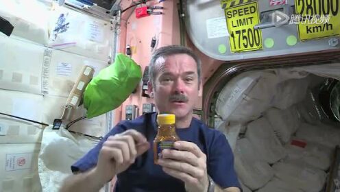 实拍宇航员在太空制作花生酱三明治