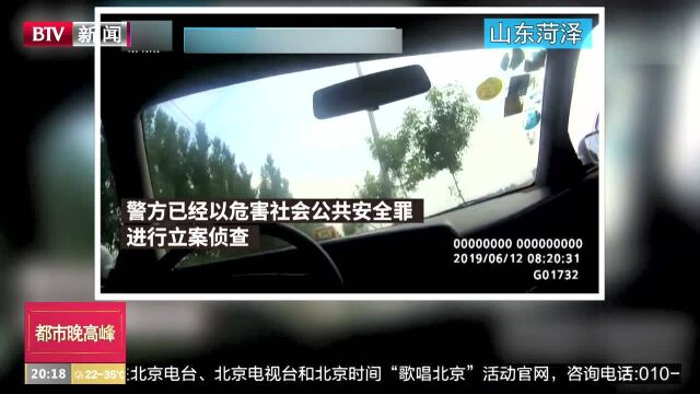 山东菏泽:黑校车被查 司机载着学生撞警车逃逸