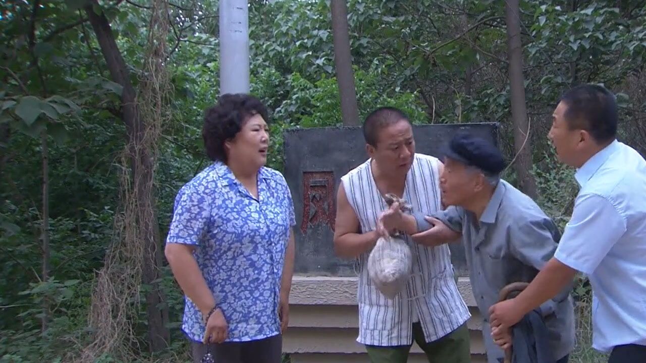 《女村长》第25集01：老五爷听到肿瘤是恶性的消息，直接吓晕