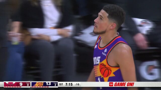 布克绕过两人击地妙传 艾顿篮下吃饼再下一城