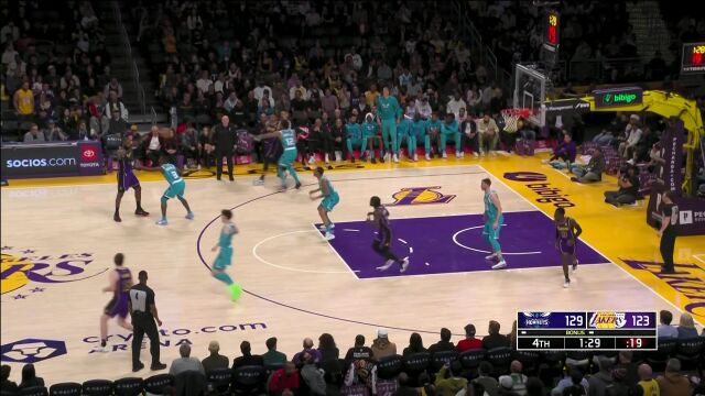 鲍尔超远三分不讲道理 贝弗利硬杠到底三分还以颜色