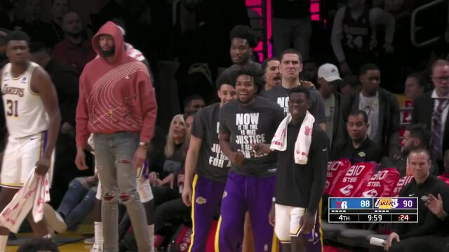 替补席都坐不住了 詹姆斯华丽转身飘逸上篮