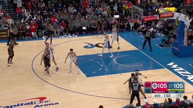 一攻一传锁定胜局！莱昂纳德强攻篮下得手随后助攻巴图姆空位三分命中