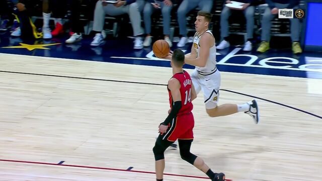 反击快攻追星赶月 坎卡尔举火烧天滑翔单臂劈扣