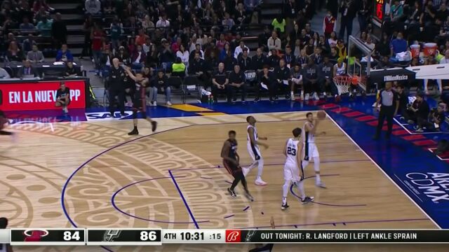 阿德巴约提供掩护密不透风 罗宾逊迎着长臂三分手起刀落