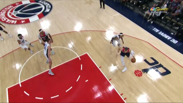 外线威胁促成内线进攻！波神眼神假动作点飞防守献惊天砸扣