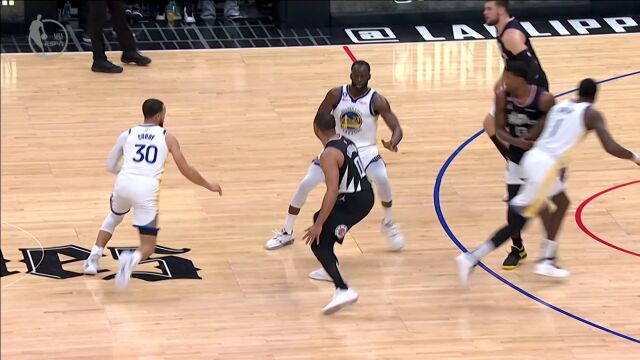 几乎囊括了所有进攻手段 库里单节11中9无罚球砍下21分