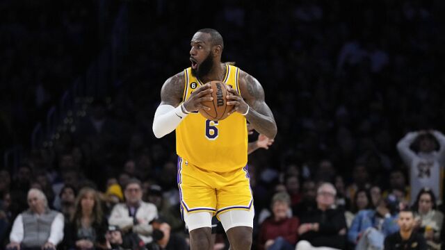 湖人冤死？两关键回合疑漏判独行侠 老詹不满裁判吹罚