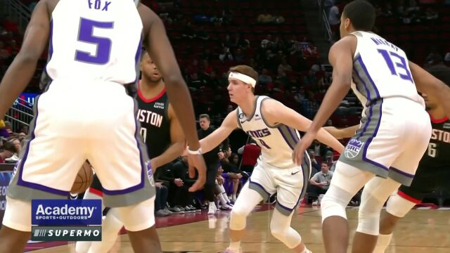 开场先锁定一个十佳球 小马丁一飞冲天隔扣萨博尼斯