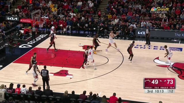 高举高打身高压制 武切维奇接球转身勾手无视巴特勒
