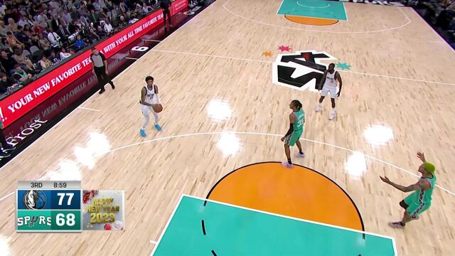 我就知道那有人 东契奇脑后长眼背传伍德三分发炮