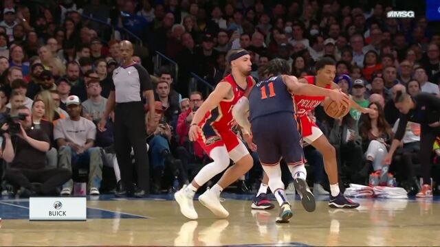 布伦森内线出手 转身投篮稳稳命中