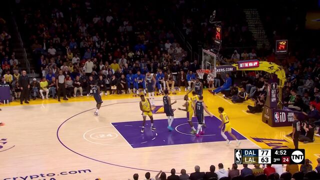 终于有人命中三分！19岁克里斯蒂内外开花迫近分差