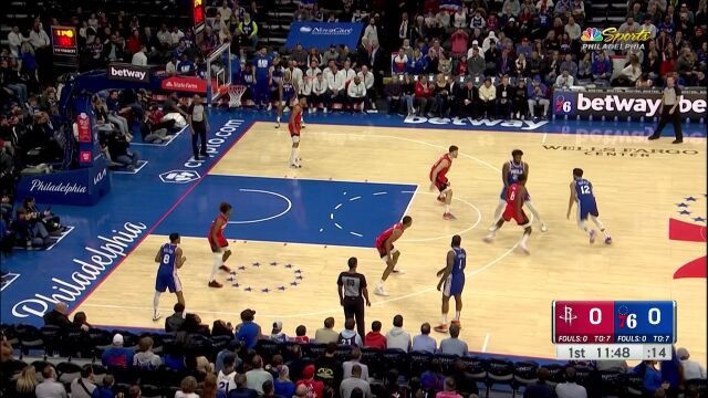 恩比德先拔头筹中投得手 史密斯篮下二次进攻稳稳打进