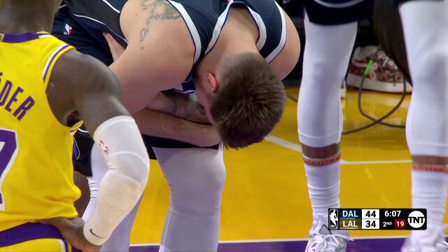 老小子真有劲啊！詹姆斯反击突破上身体给东契奇疼够呛