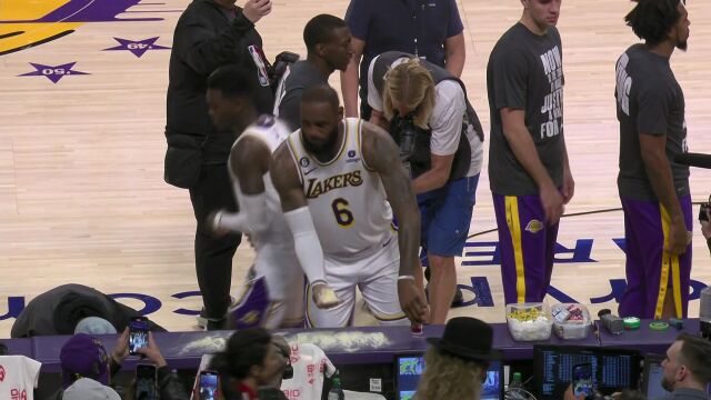 老詹的保留节目 詹姆斯赛前抛洒镁粉