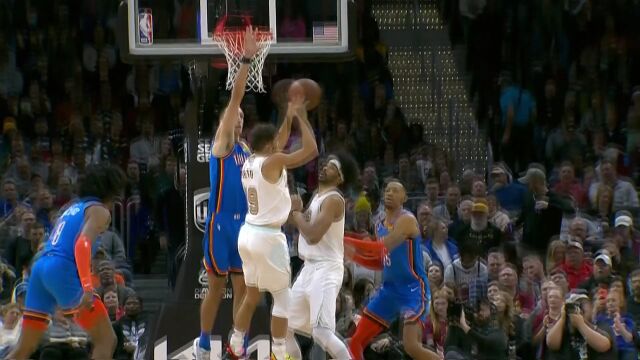 扩大比分优势 奥斯曼空位三分稳稳命中