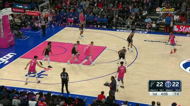 大步流星脚底生风 怀特快攻篮下上篮挑进