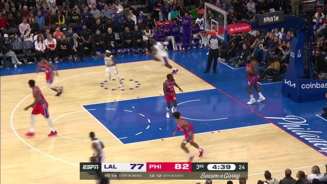 让你知道谁是真正的詹姆斯 詹皇甩开哈登飞身空接打进