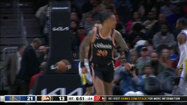 突破走位势不可挡 科林斯篮下转体暴扣技惊四座