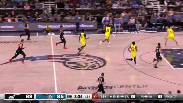 还以为是上篮呢！富尔茨跳起传球安东尼架炮三分穿针