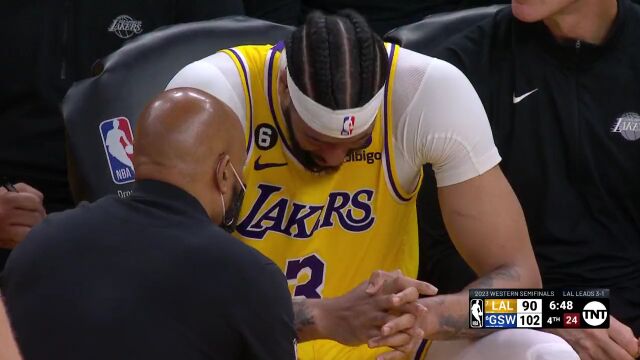 清晰视角回放浓眉被打 卢尼明显抡臂裁判并未吹罚