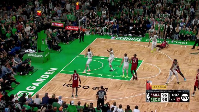 这个球不应该出现！巴特勒急停三分被吹进攻犯规