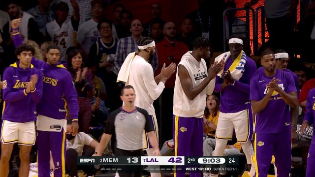 里夫斯捡漏立马给反击 詹姆斯猛挂五档接球挑篮命中