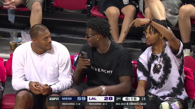 无人可拦的冲击力！洛夫顿强杀篮下打成2+1