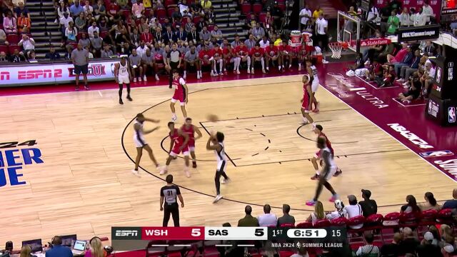 小手一抖助攻到手！尚帕尼杀进篮下妙传巴洛轻取两分