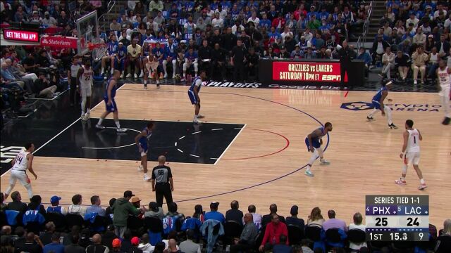 布克被杜兰特传染把鞋都打掉了 回过头来单手拎鞋防守莫里斯没防住