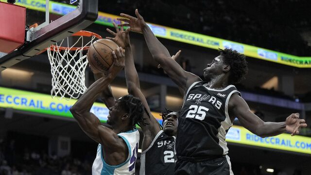 马刺98-77黄蜂 尚帕尼和巴洛合砍54分大胜黄蜂21分