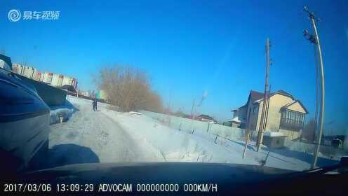 实拍SUV新手司机开到路牙上翻车视频车无辜躺枪