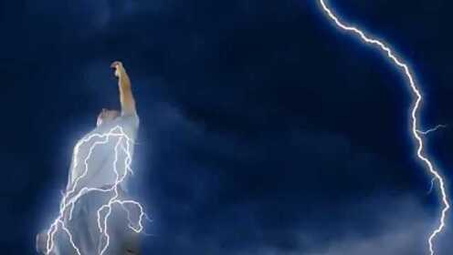 小伙被雷劈醒来发现自已有了超能力 别人心里想什么都能听到