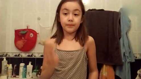 俄罗斯小女孩，萝莉起床刷牙洗脸