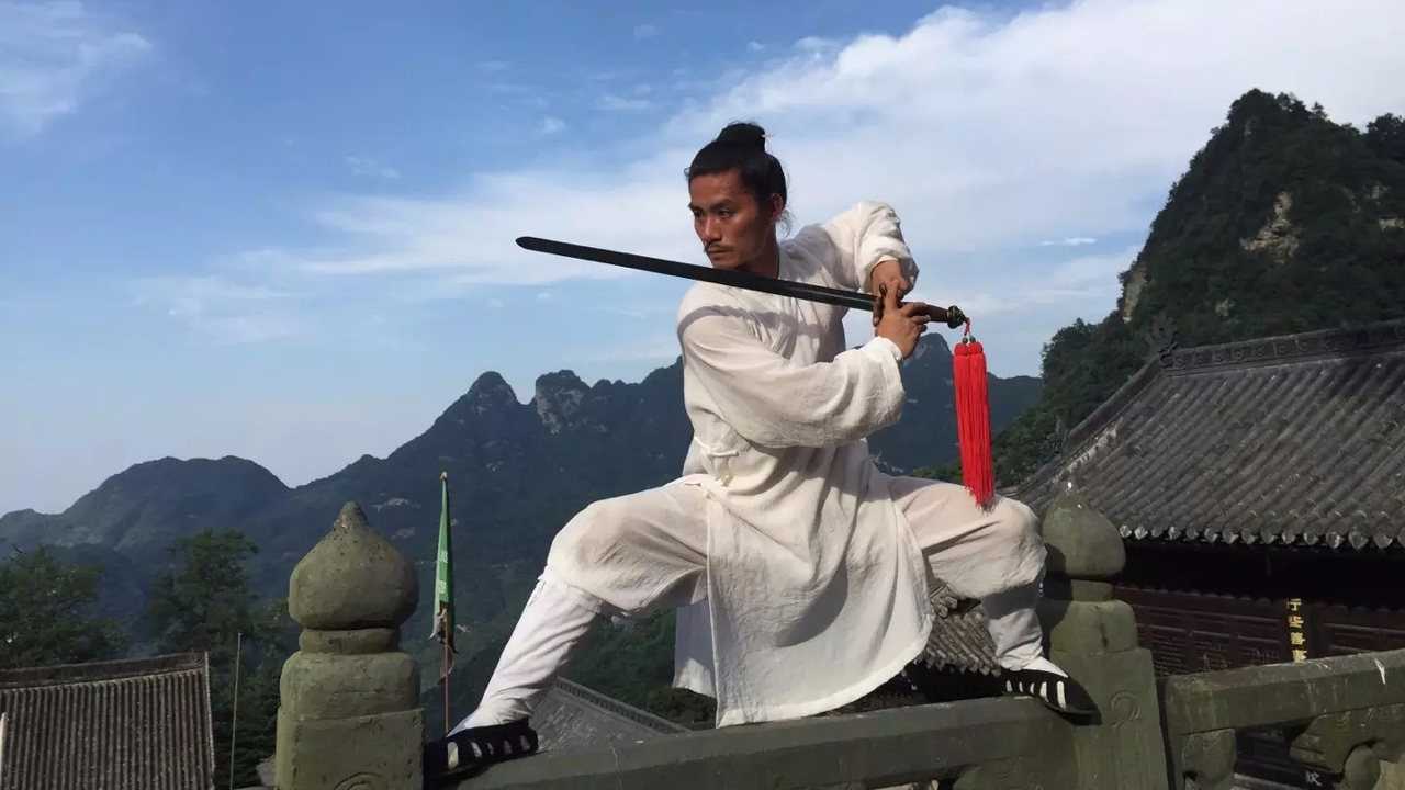 武当功夫传人夏师崇道长早年习练武当太极剑,基本功真扎实!