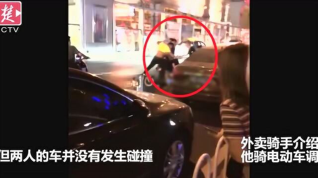 电动车调头引冲突,外卖骑手遭黄衣男暴打