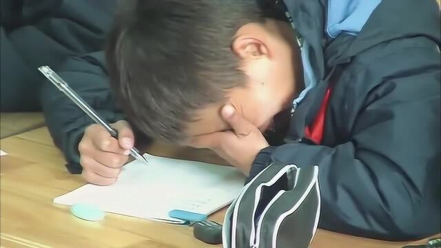 变形记:农村男孩汉语水平低 课堂上怎么都写不出400字的作文