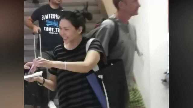 邱淑贞给粉丝签名超亲切,老公沈嘉伟带女儿一旁守候,四字签名获赞