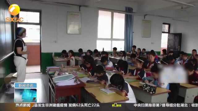 一小学存超大班额现象!老师竟然还做微商推荐托管班?