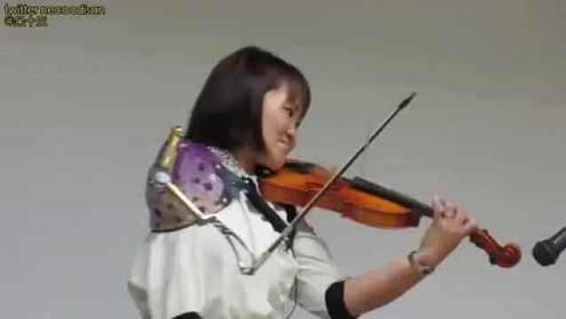 这位演奏家叫真奈美,她从小热爱游泳和小提琴